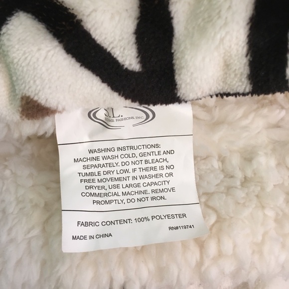 White geometric spanish tile print throw 50x60” - Picture 5 of 8